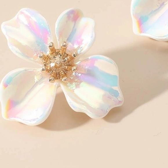 Last pair! Iridescent acrylic floral dogwood stud earrings - Picture 7 of 9